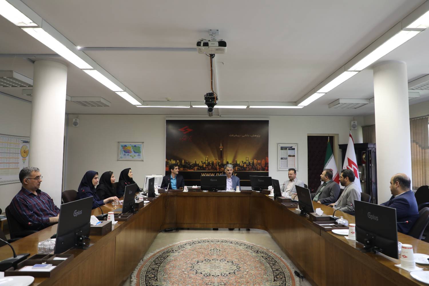 تقدیر از کارکنان روابط عمومی پژوهشگاه نیرو در روز ارتباطات و روابط عمومی/ رییس پژوهشگاه نیرو: روابط عمومی نقش کلیدی در توسعه فعالیت‌های پژوهشگاه دارد